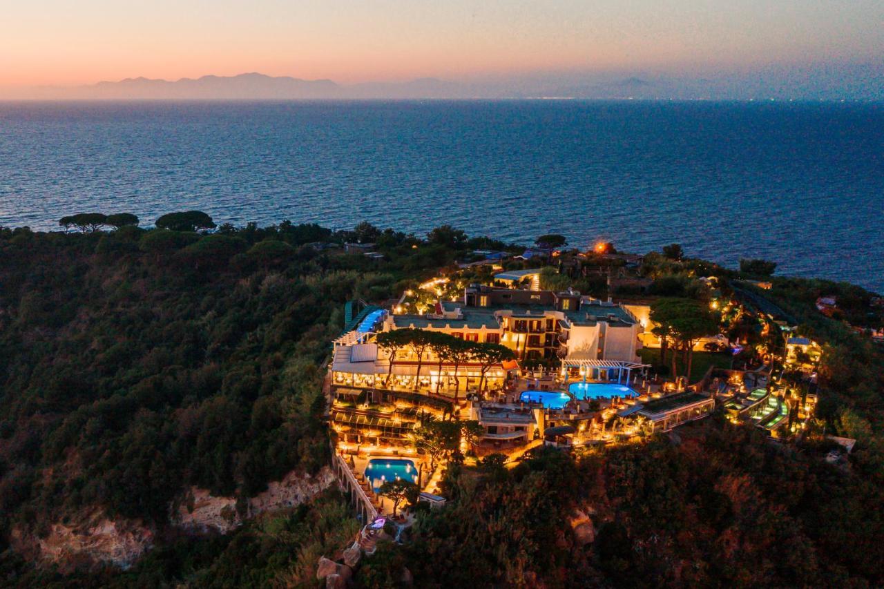 San Montano & Hotel Lacco Ameno (Isola d'Ischia)